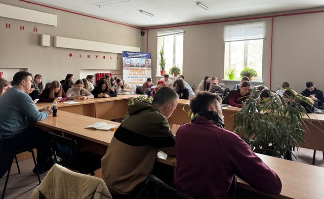 Студенти-історики виконують практичне завдання від спікерки